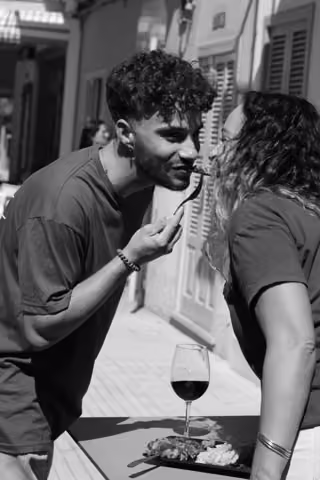 Conversación y vino en Sa Llum