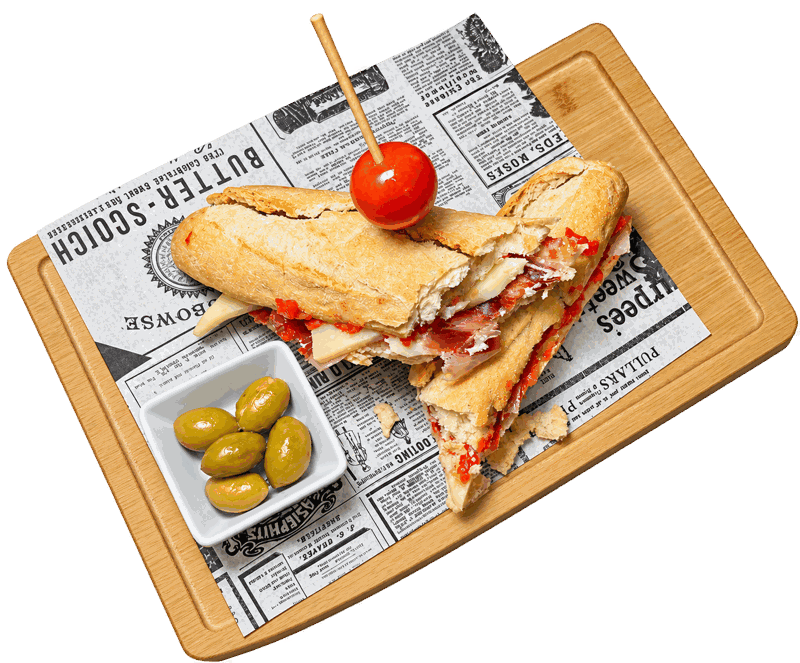Baguette de jamón y queso servida en tabla
